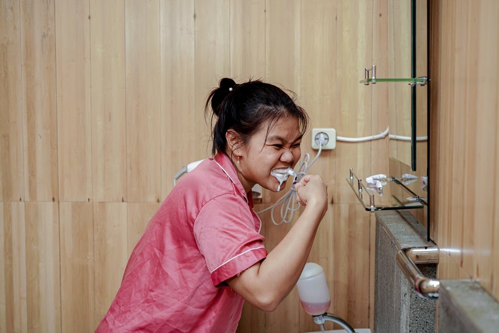 Teen brushes teeth with SLS containing toothpaste that creates a lot of foam